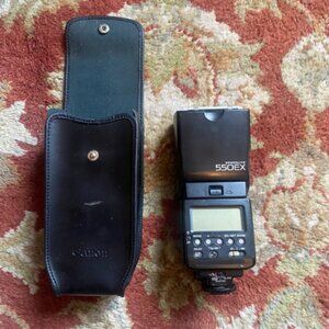 Canon ESO Speedlite 550EX Flash w/ Case